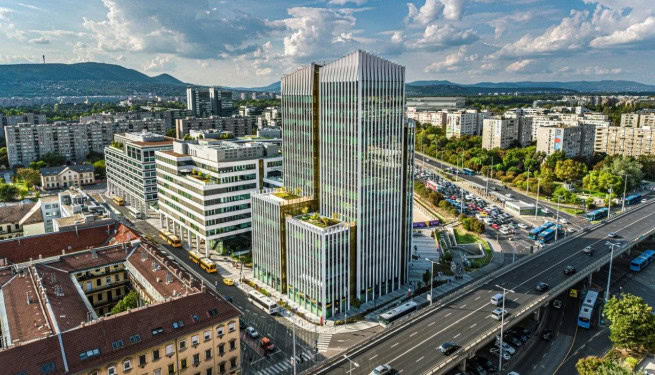 Agora Hub modern épületének légifotója